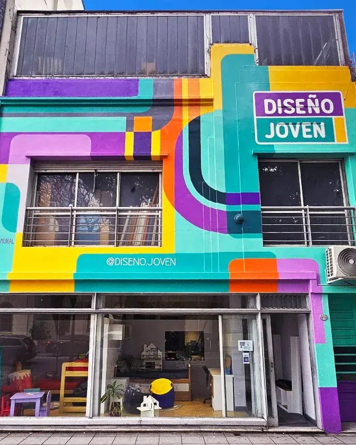 Fachada del showroom de Diseño Joven